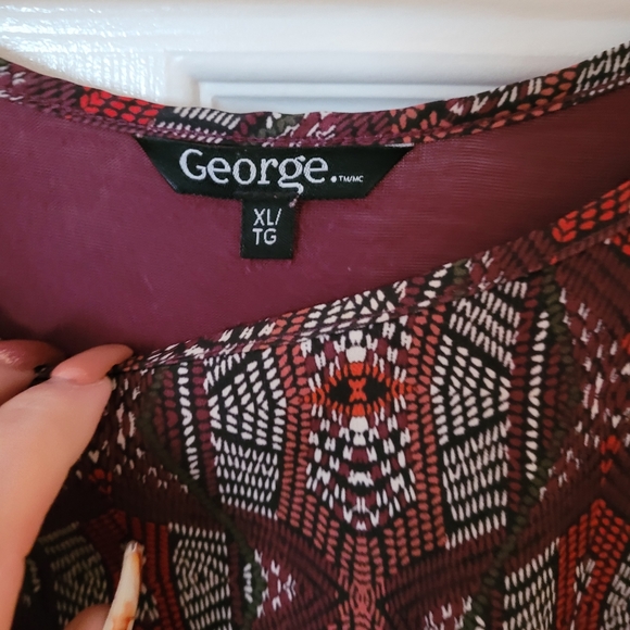 Sleeveless pattern top - Picture 3 of 3